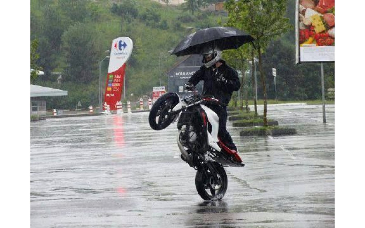 Мотоцикл с зонтиком